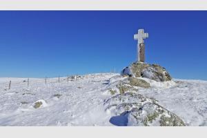 Croix en face du lac des Moines