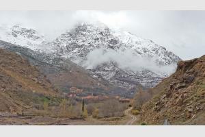 Route qui mne  Imlil et au Toubkal