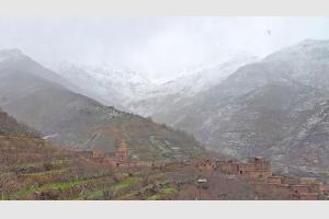 La neige tombe sur le village