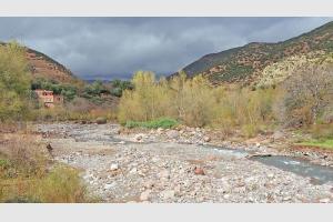 Dans la valle coule une rivire