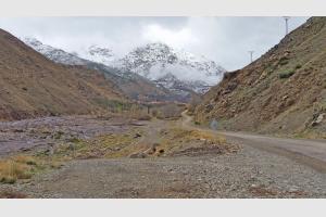 Route qui va au village de Imlil
