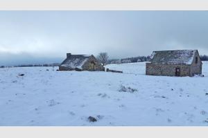 Buron qui surplombe le village