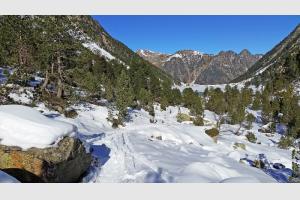 Monte vers le refuge, on s'loigne du lac