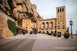 Dans les all�es du monast�re