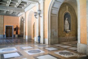 Direction l'abbatiale du monast�re