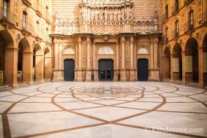 L'entr�e de l'abbatiale