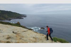 Le long de la cte, entre roches et mer