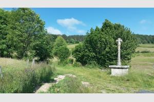 Randonnée au Puy de la Tuile Croix en pierre bordant le chemin