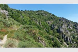 Le sentier surplombant les gorges