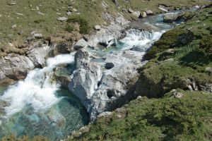 La rivière aux magnifiques couleurs en arrivant dans le cirque d'Estaubé