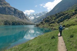 On longe le lac des Gloriettes par la droite pour aller dans le cirque d'Estaubé