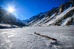 Lac de Gaube sous la neige et la glace