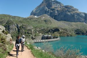 Nous randonnons le long du lac des Gloriettes