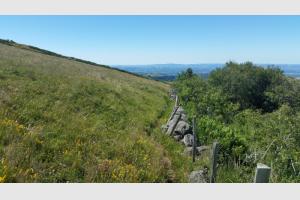 On longe le sentier le long de la barrire