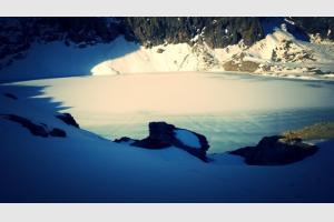 Lac de l'Eychauda sous la neige