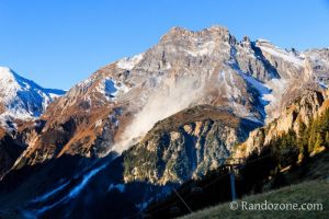 Derrire nous la montagne s'croule