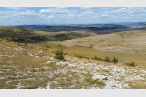 Descente sur le Causse Mjean