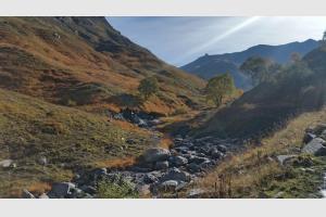 Le ruisseau coule le long du chemin
