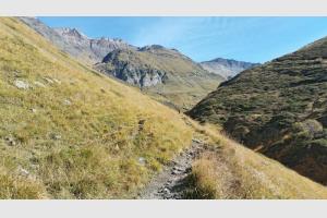 Le sentier qui descend des granges
