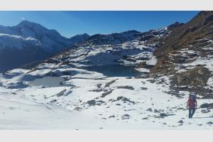 La monte au col au-dessus des lacs Verdet
