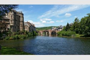 Espalion, le pont vieux et le vieux palais Espalion, le pont vieux et le vieux palais