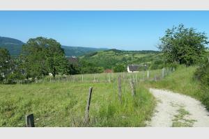 Le chemin de terre qui grimpe au-dessus du village