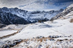 Cirque de Gavarnie et plateau de Saugu sous la neige