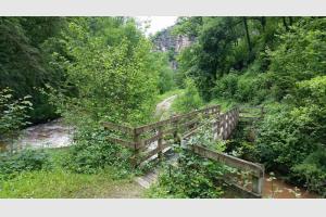Randonnée à la découverte du canyon de Bozouls La première passerelle