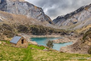 Grange au lac des Gloriettes dans les Pyrénées