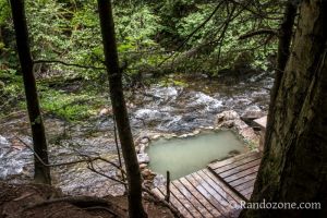 Source d'eau chaude sur la randonne