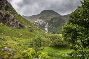 La cascade de Steall Meadows est en vue