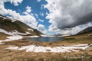 Encore un peu de neige au bord du lac