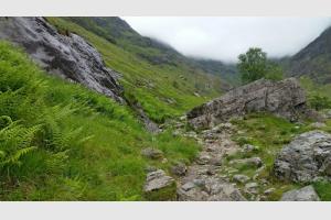 Lost Valley : randonnée autour de Glencoe Durant la montée entre rochers et sentier