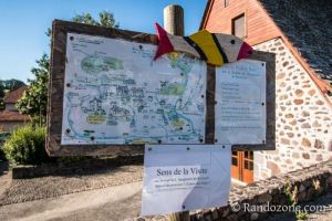 Dpart de la rando  la mairie de Brommat
