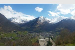 Une grange au premier plan