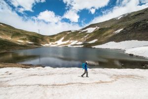 Encore un peu de neige le long du lac