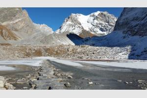 Randonnée au refuge du Col de la Vanoise Le lac est gelé par endroits