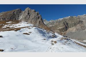 Randonnée au refuge du Col de la Vanoise Sur le sentier enneigé