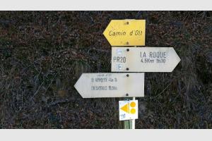 La Roque se trouve  4,5km