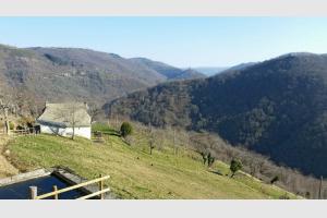 Le hameau avec vue sur le chteau de Vallon