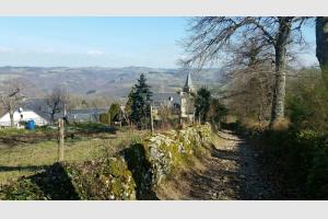 Le château de Vernhettes Le sentier qui part du village de Campuac