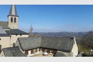Le château de Vernhettes L'église de Campuac domine la vallée du Lot