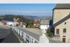 Le château de Vernhettes Le village de Campuac sur les hauteurs