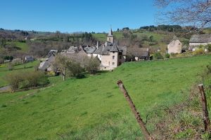 Le joli village d'Espeyrac vu depuis le GR65
