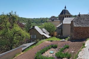 Le village de Coubisou et son église Le village de Coubisou et son église