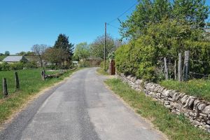 Sur la route qui mène au hameau Sur la route qui mène au hameau