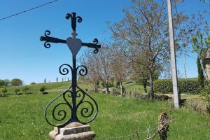 Une croix en fer à la croisée des chemins  Une croix en fer à la croisée des chemins