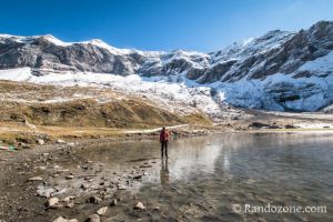 Au bord du lac face aux sommets de Troumouse