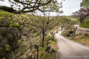 On suit la route vers le hameau