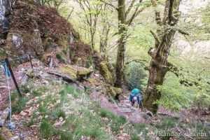 Passage assez raide scuris par une chelle
